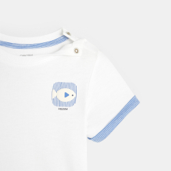 تي شيرت مع نقوش